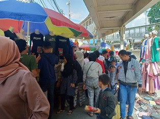 PKL Tanah Abang Jemput Untung di Trotoar