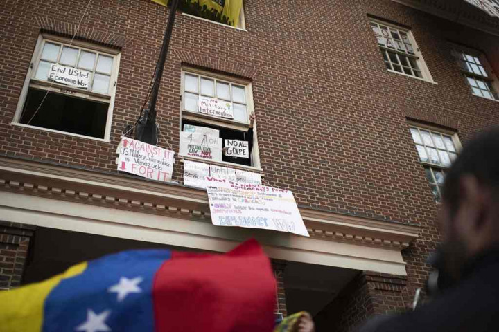 Polisi Usir Warga AS yang Duduki Kedubes Venezuela