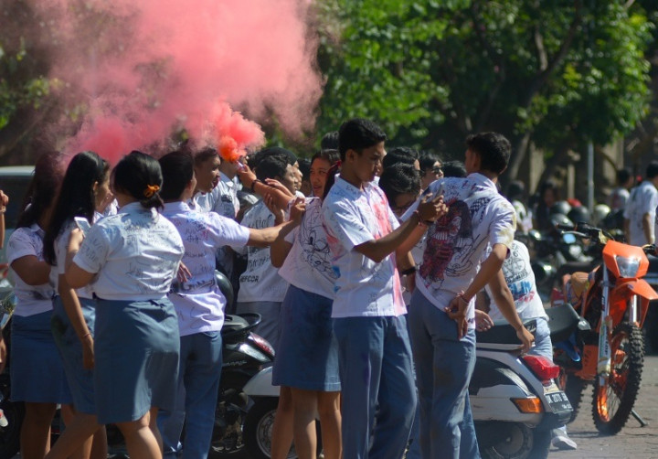 <i>Ogah</i> Corat-Coret Kelulusan, Siswa Pilih Sumbangkan Seragam