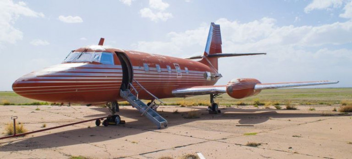 Interior Jet Pribadi Elvis Presley Serba Merah