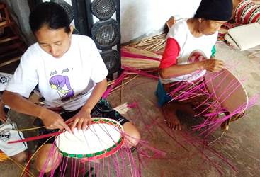 Pengrajin Parsel Kesulitan Cari Tenaga Penganyam