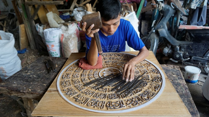 Pesanan Ukiran Kaligrafi Meningkat di Bulan Suci