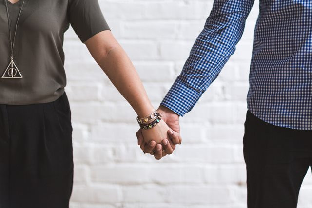 Orang yang merasa bahagia akan lebih terpanggil untuk berkomitmen ke pernikahan, daripada orang yang jatuh cinta lagi panas-panasnya (ini adalah jangka pendek). (Foto: Pexels.com)