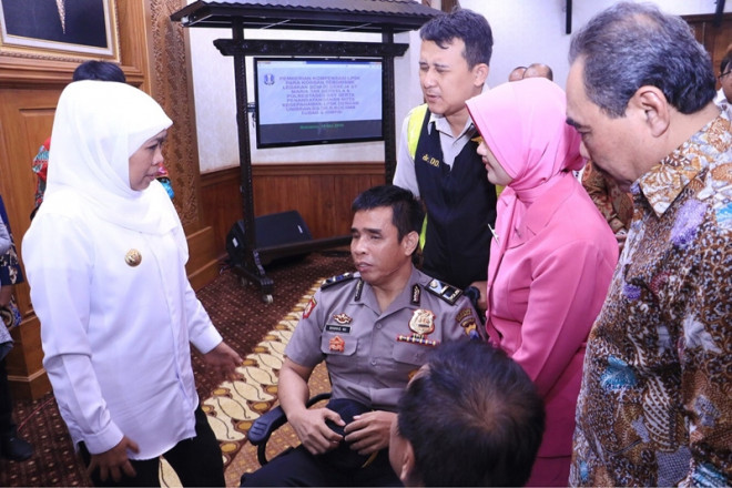 Gubernur Jatim Khofifah Indar Parawansa bersama Ketua Lembaga Perlindungan Saksi dan Korban (LPSK), Hasto Atmojo, memberi kompensasi terhadap korban bom teroris di Surabaya. Medcom.id/Amaluddin