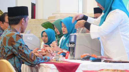 Jokowi Salurkan Zakat Rp55 Juta