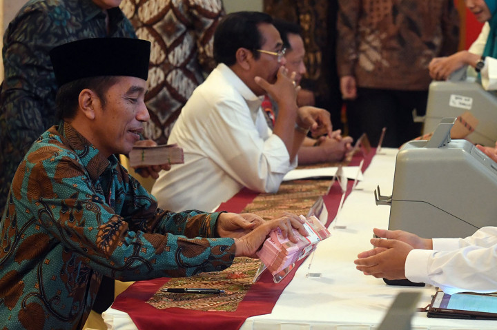 Jokowi Membayar Zakat Mal Rp55 Juta