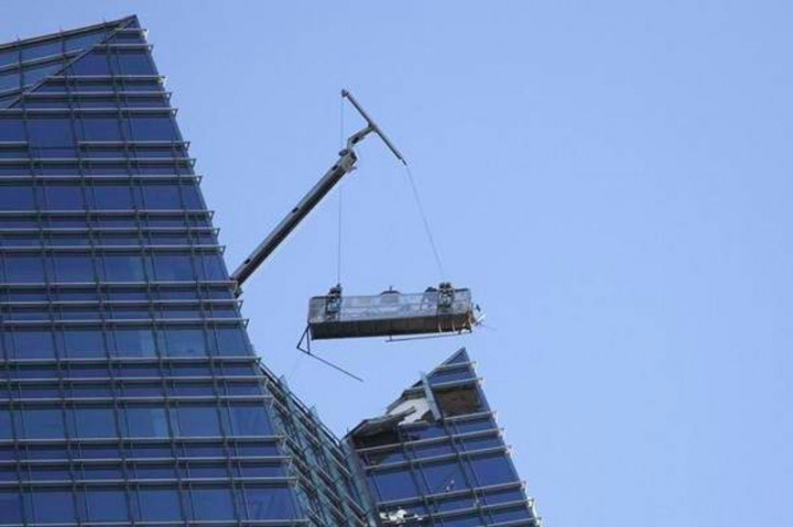 Momen Mengerikan Pembersih Jendela Terayun di Atas Gedung