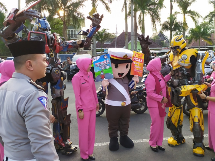 Binatang, Robot dan Polisi Berbagi Takjil di Malang