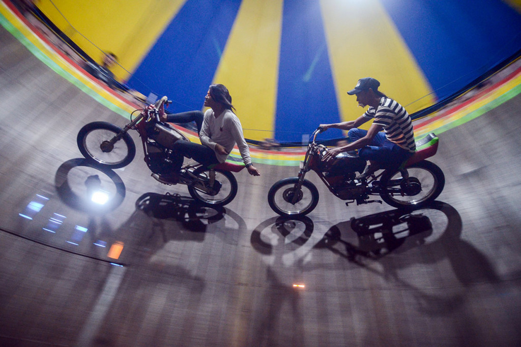 Serunya Pertunjukan Tong Setan