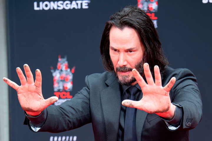 Keanu Reeves Cetak Telapak Tangan dan Kaki di TCL Chinese Theatre