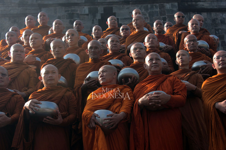 Ratusan Biksu Pindapata di Candi Mendut