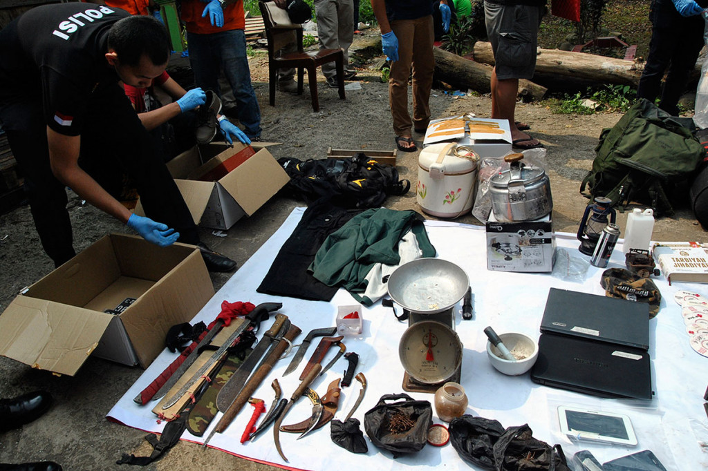 Polisi Gelar Barang Bukti Terduga Teroris di Bogor