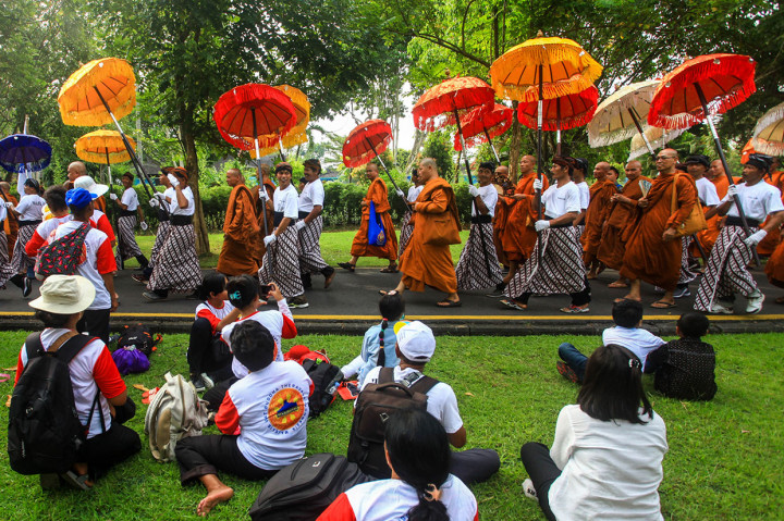 Ribuan Umat Buddha Kirab dari Mendut ke Borobudur