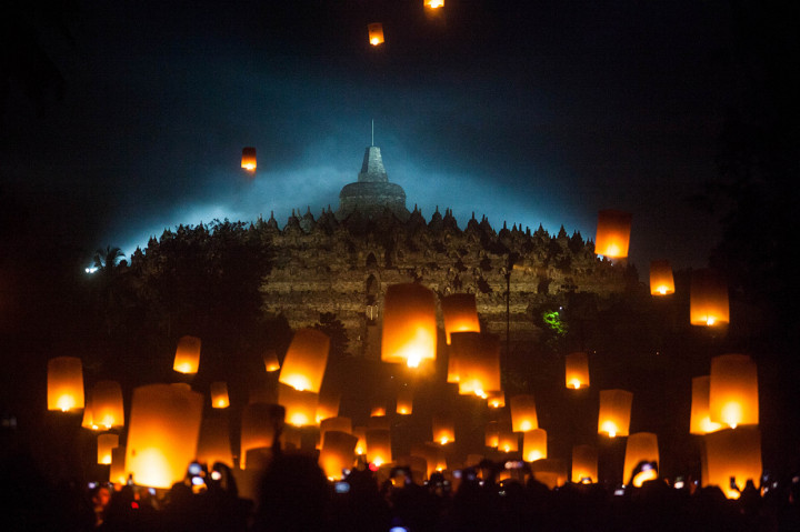 Tri Suci Waisak, Ribuan Lampion Hiasi Langit Borobudur