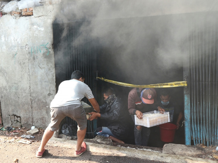 Pedagang Pasar Kosambi Nekat Selamatkan Dagangan