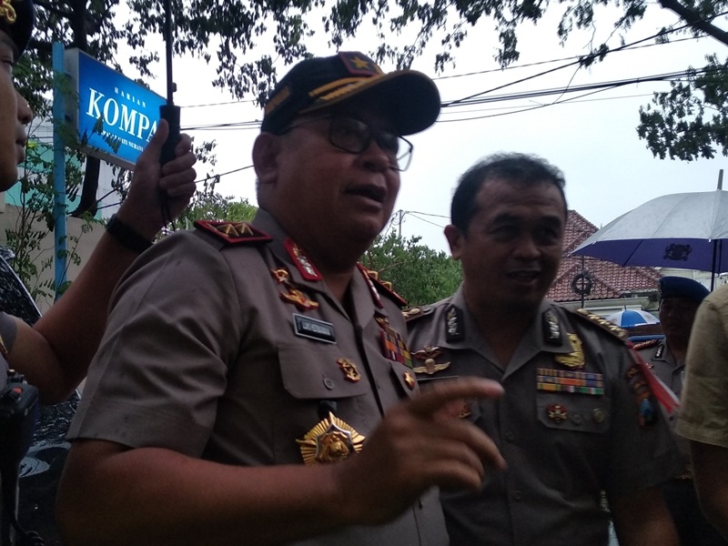 Kapolda Jawa Timur Irjen Pol Lucky Hermawan saat inspeksi di Jalan Gubeng, Surabaya, Jawa Timur. Medcom.id