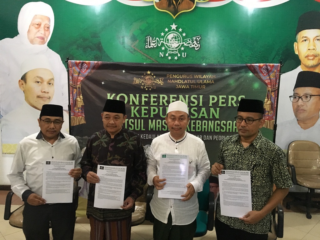 Katib Suriah PWNU Jatim, KH Syafrudin (baju dan peci putih), bersama jajarannya dalam konferensi pers di PWNU Jatim.  Foto: Medcom.id