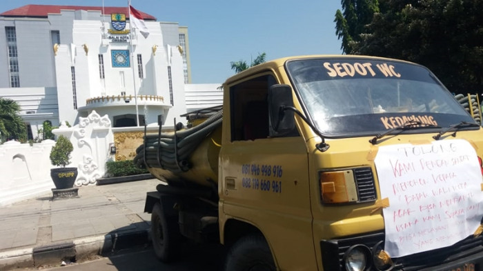 Balaikota Cirebon Diserbu Truk Sedot Wc