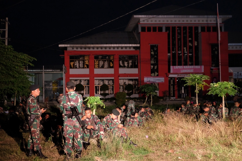 rajurit TNI berjaga di depan Lapas Narkotika Kelas III Langkat pasca kerusuhan yang terjadi, di Langkat, Sumatera Utara, Kamis, 16 Mei 2019. Antara/Irsan Mulyadi