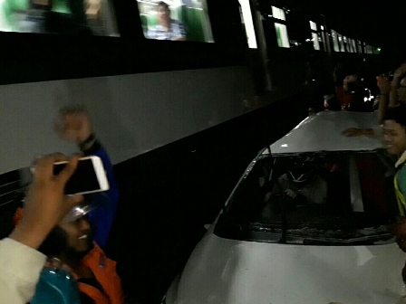 Mobil yang tertabrak KA Jayakarta di perlintasan Purwosari, Solo, Jawa Tengah. Medcom,id/Pythag Kurniati