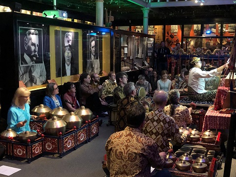 Antusiasme Warga Inggris Nikmati Wayang Kulit dan Gamelan
