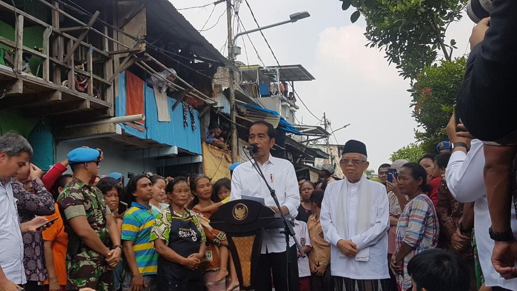 Jokowi-Ma'ruf Beri Sambutan Kemenangan di Kampung Deret