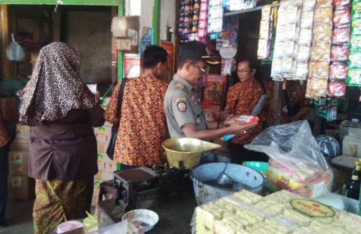 Makanan Kedaluwarsa Beredar di Pasar Anom Sumenep