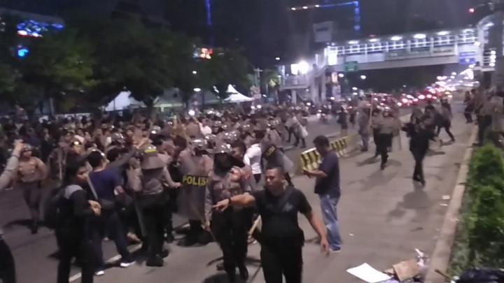 Massa Aksi di Bawaslu Dibubarkan Polisi