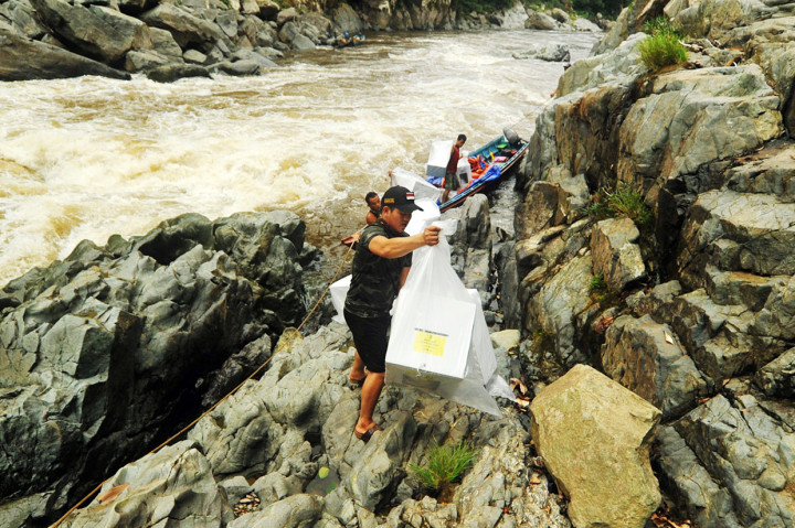 Pahlawan Pemilu Menembus Pedalaman Kalimantan