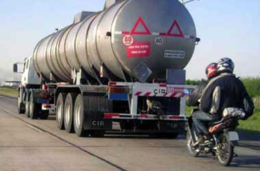 Trik Berkendara Aman di Belakang Truk dan Bus