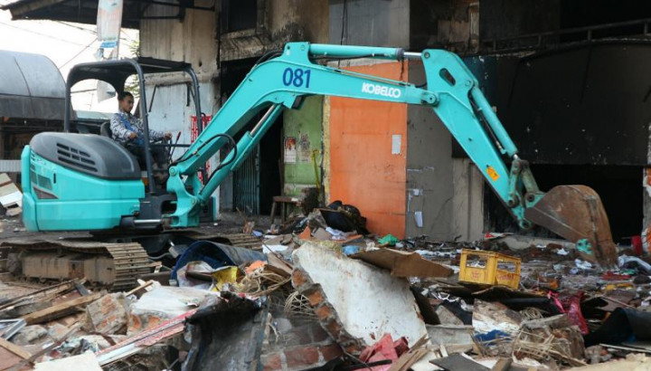 Pembersihan Pasar Kosambi Libatkan Dua Alat Berat