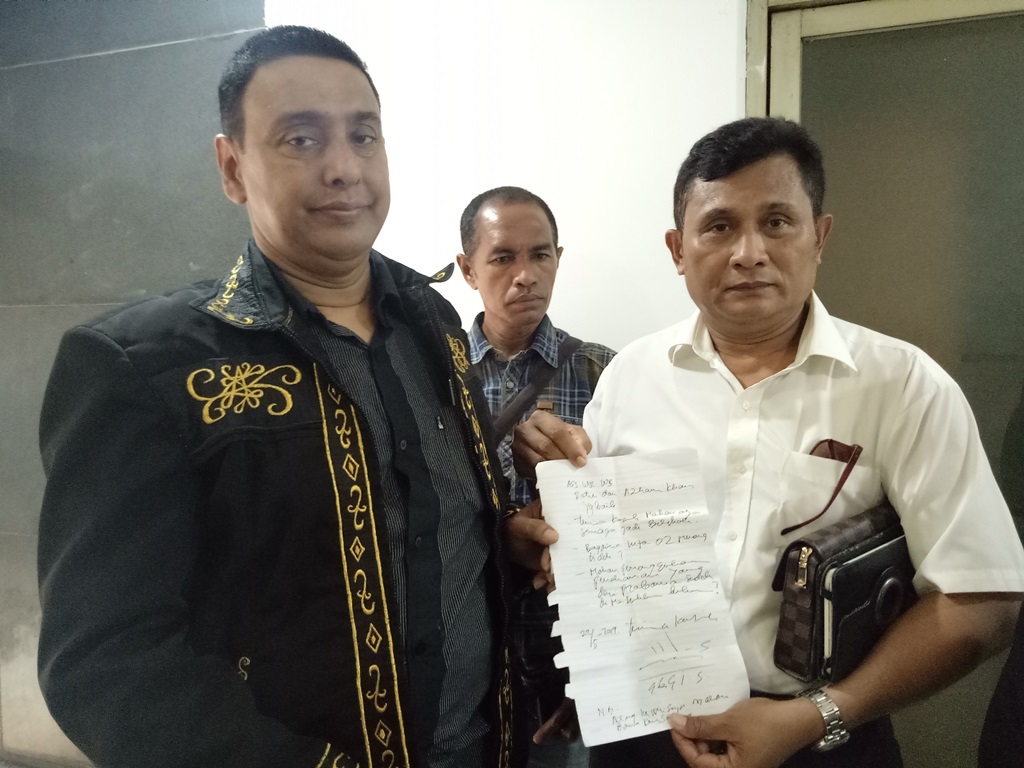 Kuasa hukum Eggi Sudjana Azham Khan menunjukkan surat yang ditulis Eggi. (Foto: Medcom.id/Siti Yona Hukmana)