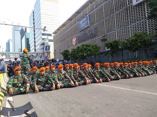 Massa Aksi Bertepuk Tangan Sambut Kedatangan Pasukan TNI