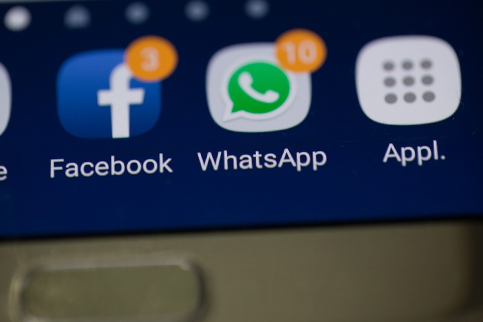 Facebook dan WhatsApp bermasalah. 