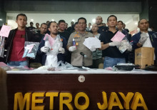 Kabid Humas Polda Metro Jaya, Kombes Argo Yuwono menunjukkan berbagai bukti pelaku anarki 22 Mei di Polda Metro Jaya. Foto: Medcom.id/Siti Yona Hukamana 