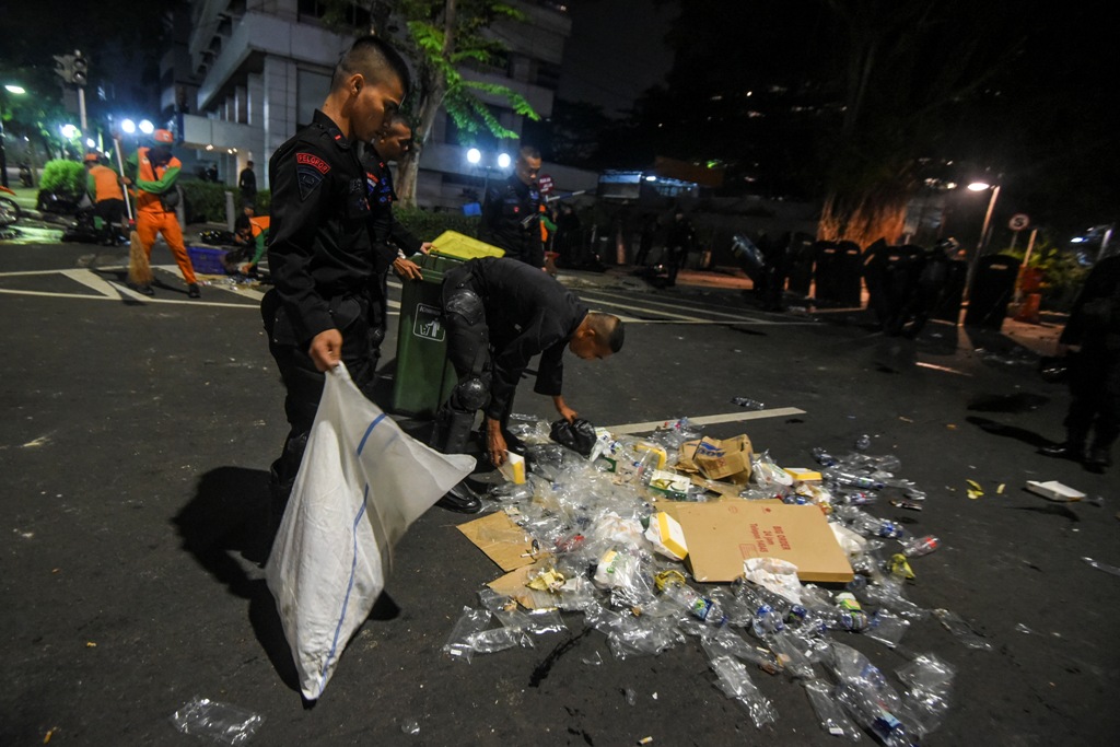 Pasukan Oranye Bersih-bersih Sampah Sisa Aksi