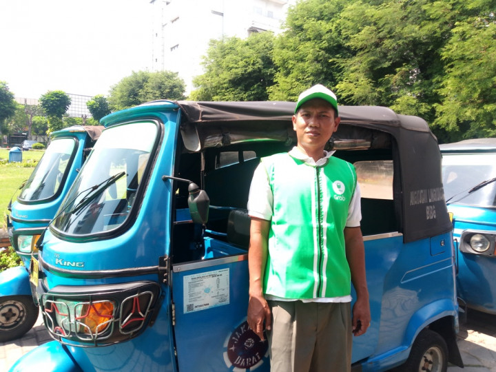 Grab Gaet Bajaj Pakai Aplikasi