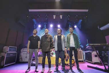 Kisah Unik Sepasang Sepatu dalam Video Musik The Rain