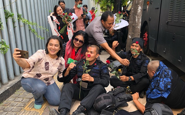 Polisi Siaga di Bawaslu Dihadiahi Mawar Merah