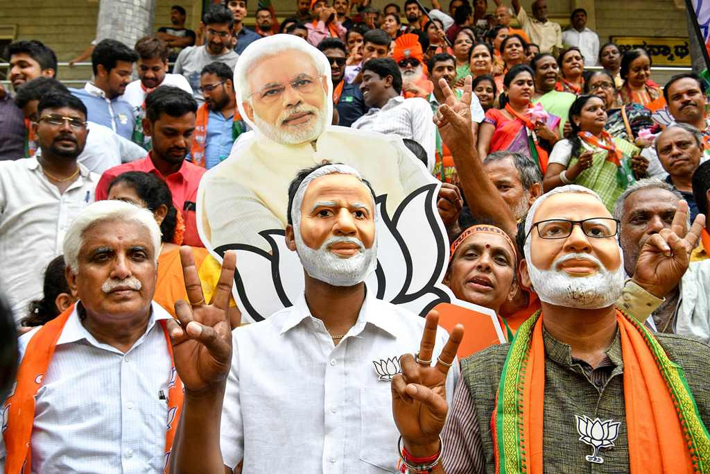 Pendukung Narendra Modi rayakan kemenangan Partai BJP. (Foto: AFP).