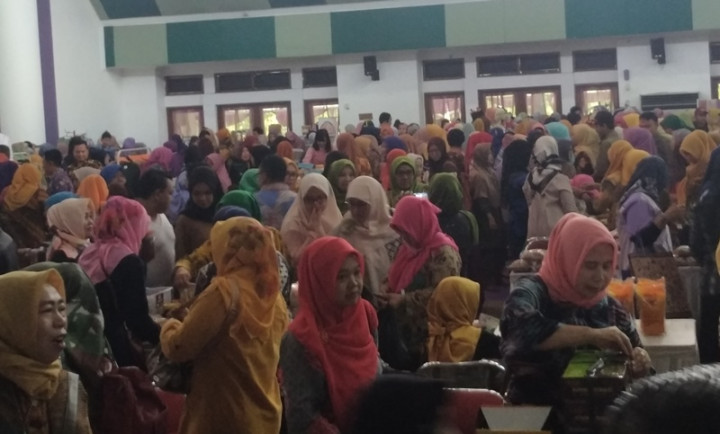 Ribuan Warga Tangerang Serbu Bazar murah