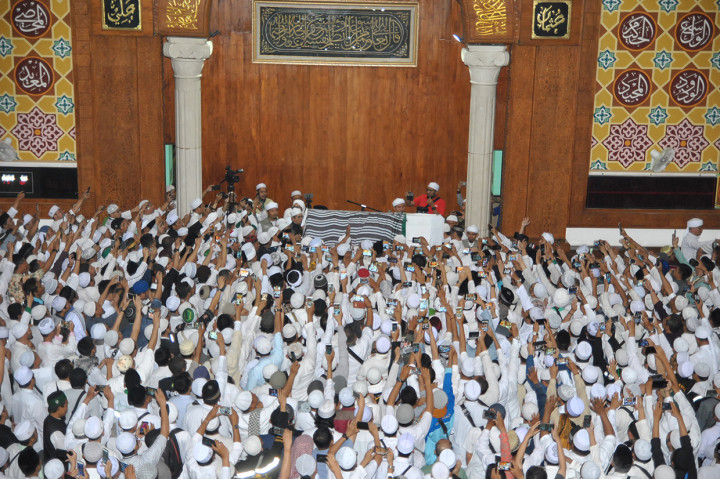 Ribuan Orang Iringi Pemakaman Ustaz Arifin Ilham