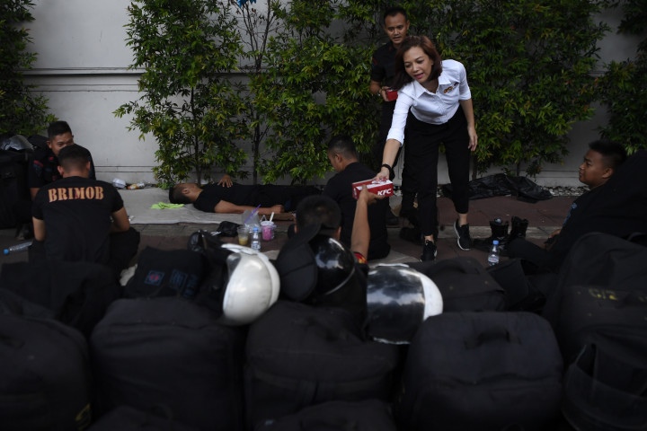 Relawan GoJo Bagikan Takjil ke Aparat yang Berjaga di KPU