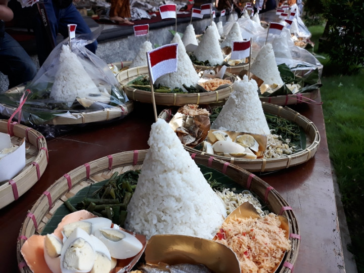 Warga Solo Kirab 1001 Tumpeng Syukuri Jokowi Menang