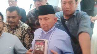 Amien Rais ke Polda Metro Menenteng Buku <i>Jokowi People Power</i>