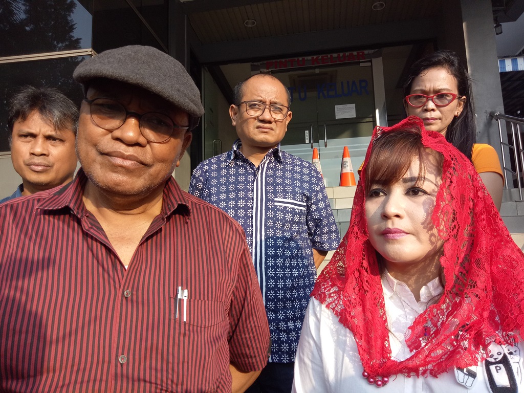 Politikus PDIP Dewi Ambarwati Tanjung dan kuasa hukumnya Petrus Selestinus di Polda Metro Jaya, Sabtu 25 Mei 2019/ Foto: Medcom.id/ Siti Yona Hukmana