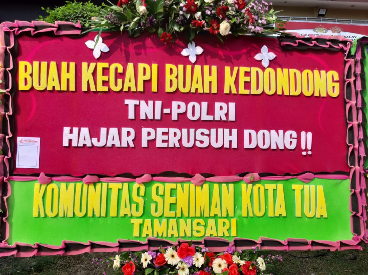 Polres Jakbar Banjir Karangan Bunga