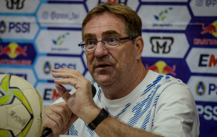 Pelatih Persib Waspadai Gaya Permainan Semen Padang