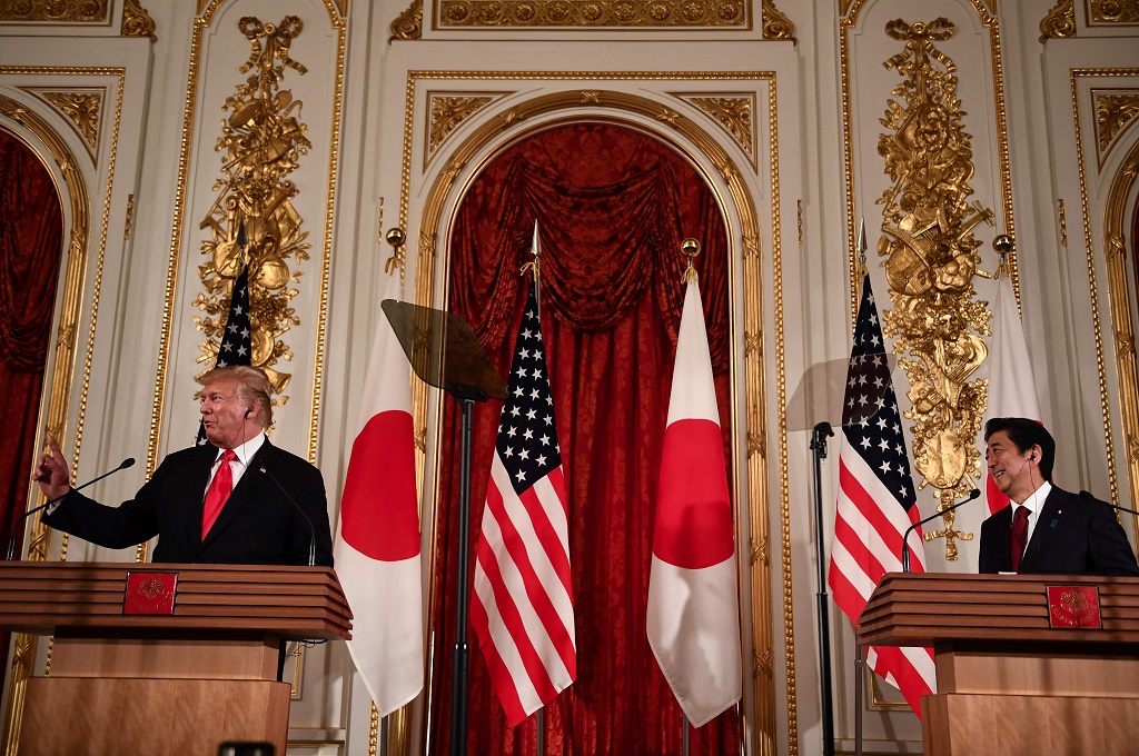 PM Jepang Shinzo Abe (kanan) menjamu Presiden AS Donald Trump di Istana Akasaka di Tokyo, Senin 27 Mei 2019. (Foto: AFP/BRENDAN SMIALOWSKI)