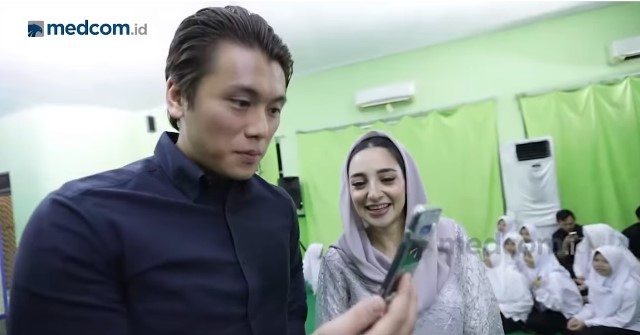 Syahrini Ditanya Reino Barack Soal Mukena Cantik Berhias Emas dan Swarovski